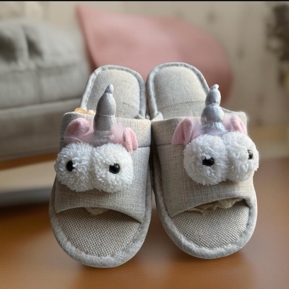 Cozy Cloud Unicorn Japanese style Slippers - Cream and White - Picture 1 of 5